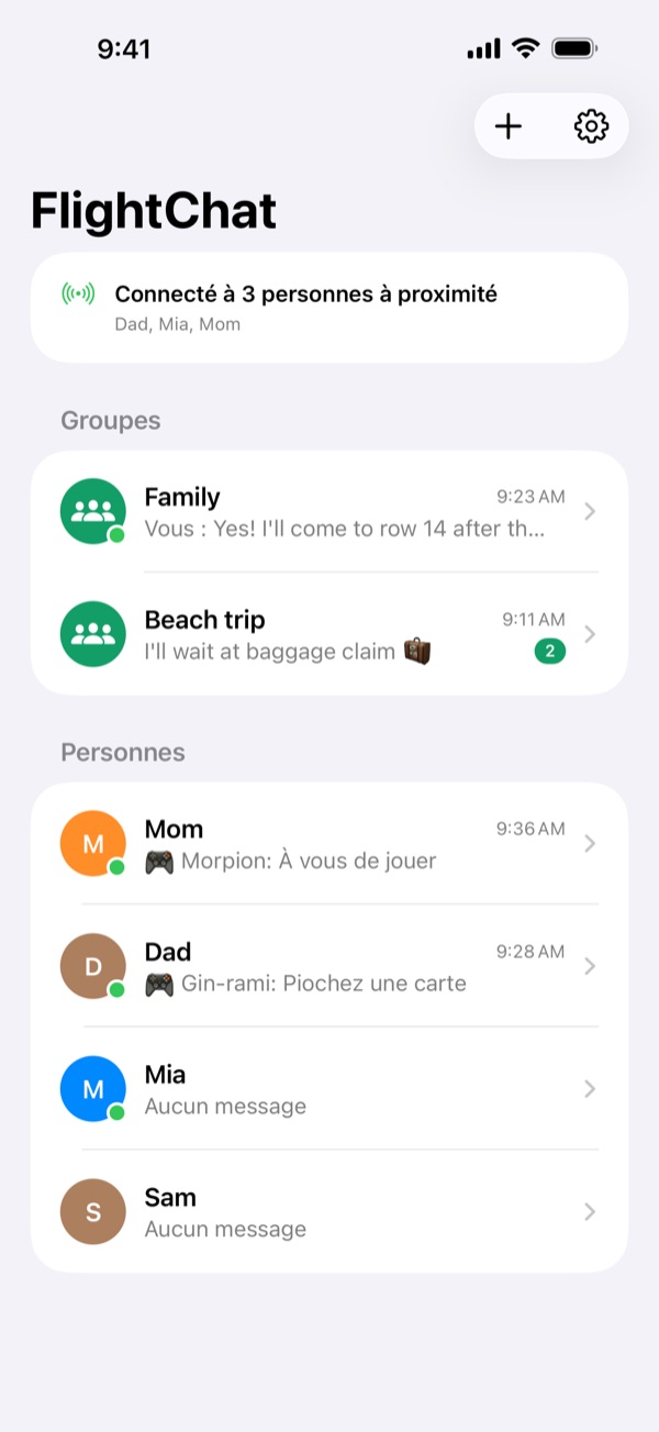 La liste des discussions de FlightChat : une carte d'état en haut, puis deux groupes, Family et Beach trip, et une section Personnes avec Mom, Dad, Sam et Mia.