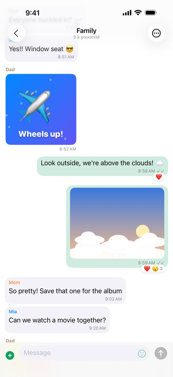 Une discussion de groupe avec des messages de Dad, Mia et Mom, un autocollant Wheels up!, une photo de nuages prise par le hublot avec des réactions, et des doubles coches.