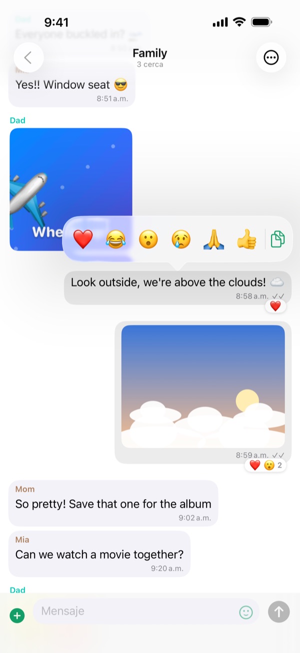 Al mantener pulsado un mensaje aparece una fila de emojis para reaccionar y un botón para copiar.